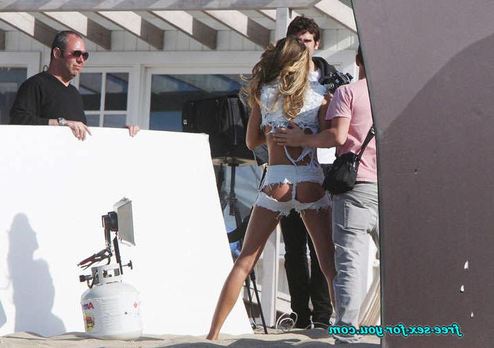 16P Gisele Bundchen showing her nice tits and ass to paparazzi