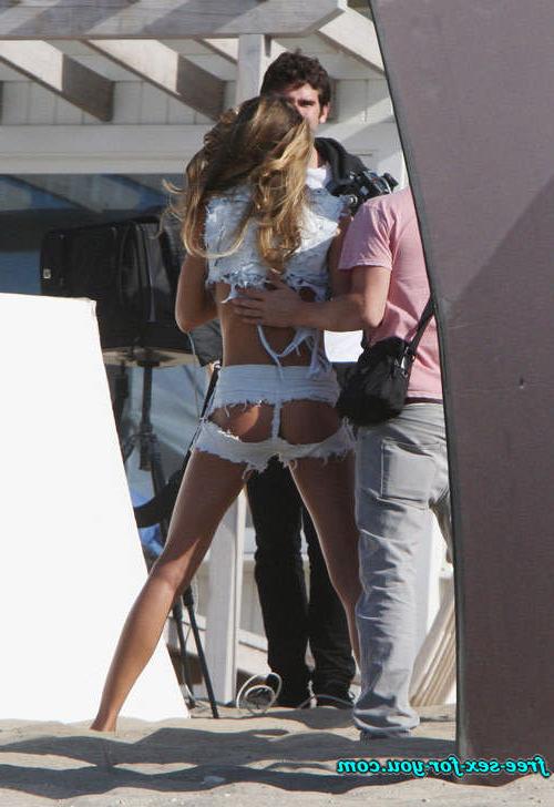 16P Gisele Bundchen showing her nice tits and ass to paparazzi