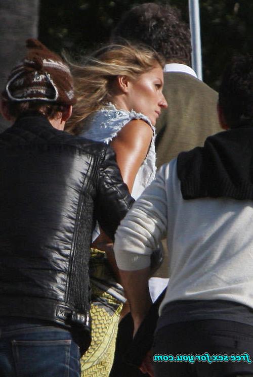 16P Gisele Bundchen showing her nice tits and ass to paparazzi