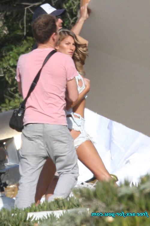 16P Gisele Bundchen showing her nice tits and ass to paparazzi