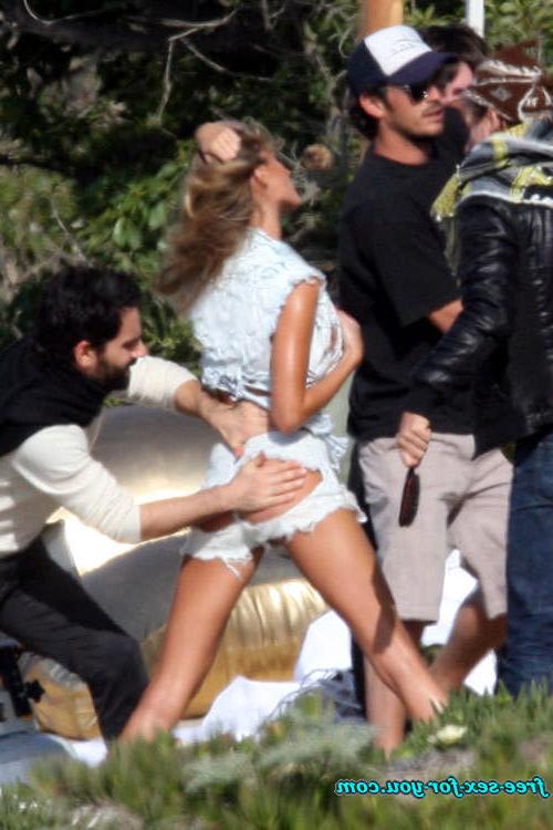 16P Gisele Bundchen showing her nice tits and ass to paparazzi
