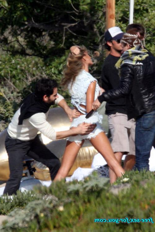 16P Gisele Bundchen showing her nice tits and ass to paparazzi