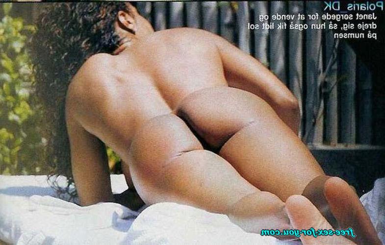 16P Janet Jackson showing tits in see thru and ass to paparazzi