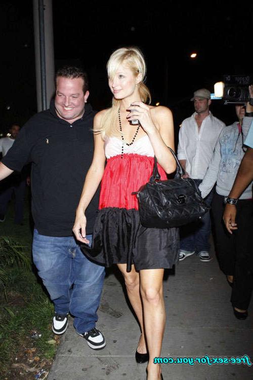 16P Paris Hilton showing her tits to paparazzi on boat