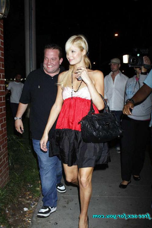 16P Paris Hilton showing her tits to paparazzi on boat