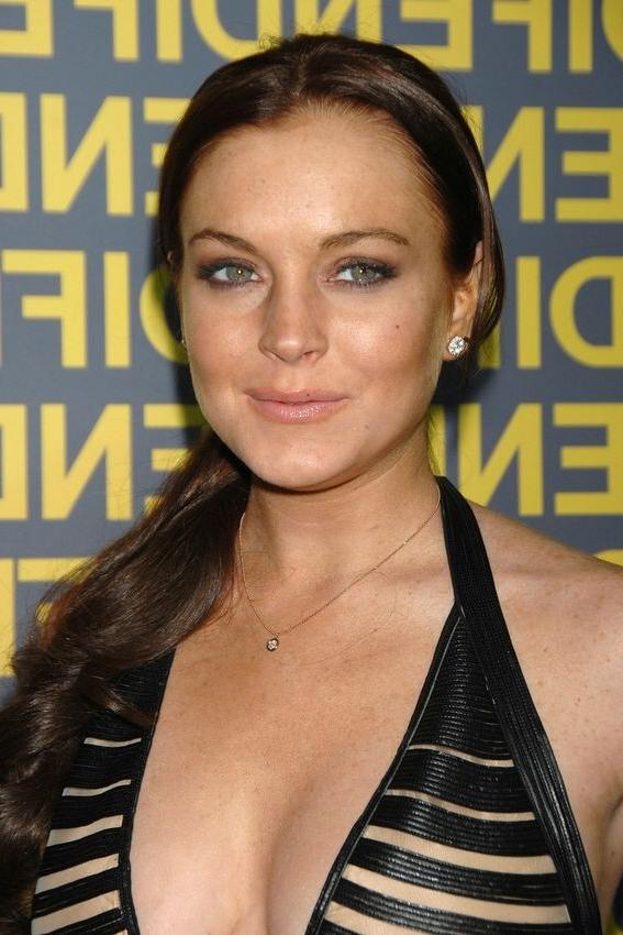 18P Actress Lindsay Lohan showing her huge freckled tits