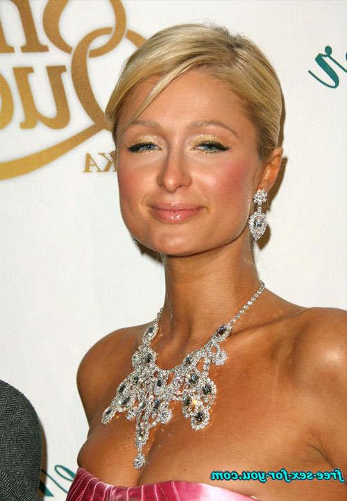 16P Paris Hilton showing her shaved pussy and ass to paparazzi