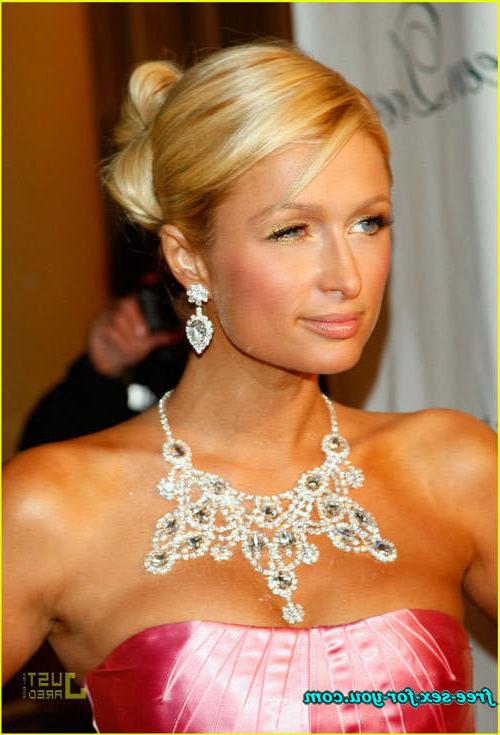 16P Paris Hilton showing her shaved pussy and ass to paparazzi