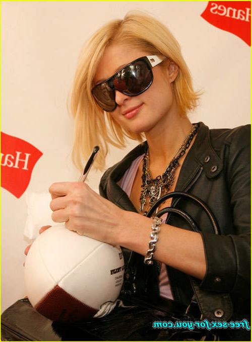 16P Paris Hilton showing her shaved pussy and ass to paparazzi