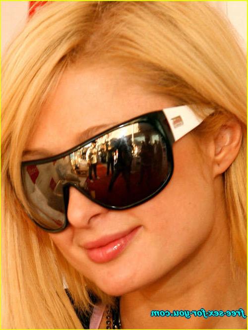 16P Paris Hilton showing her shaved pussy and ass to paparazzi