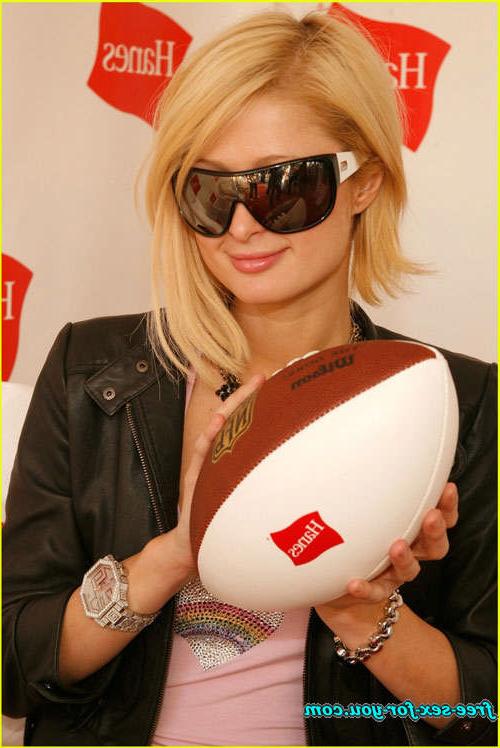 16P Paris Hilton showing her shaved pussy and ass to paparazzi