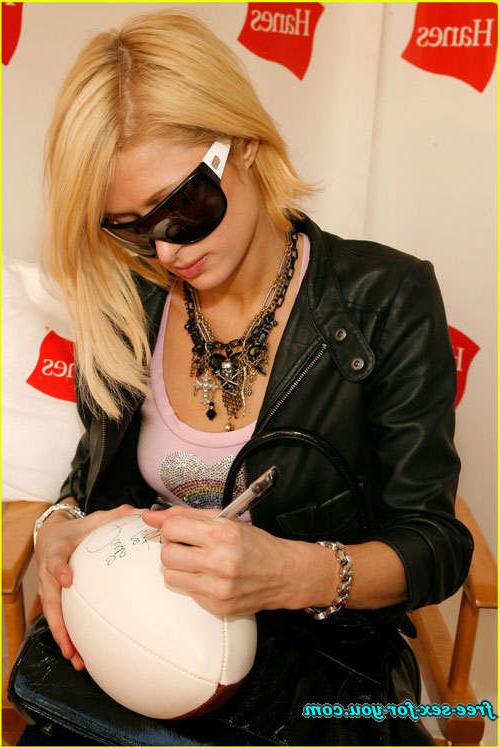 16P Paris Hilton showing her shaved pussy and ass to paparazzi