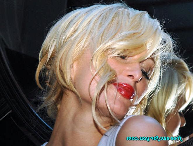 16P Paris Hilton showing her shaved pussy and ass to paparazzi