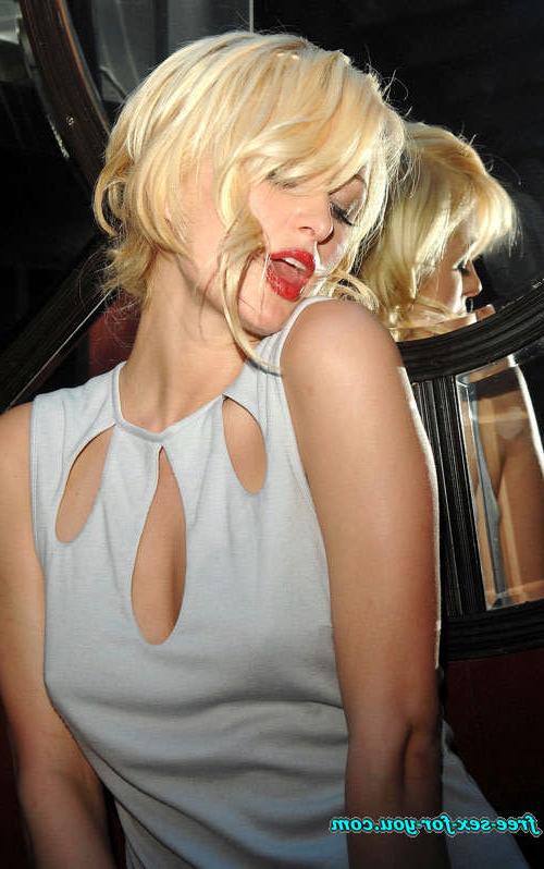 16P Paris Hilton showing her shaved pussy and ass to paparazzi