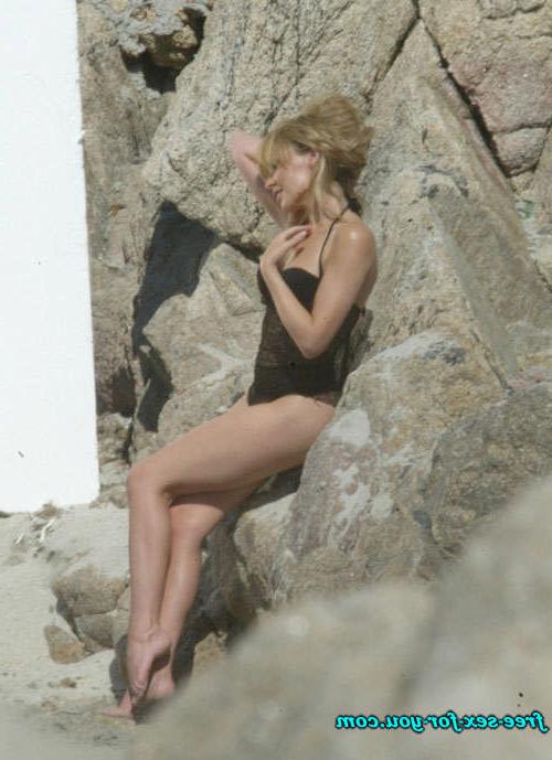 16P Kylie Minogue showing her sexy ass in swimsuit on beach