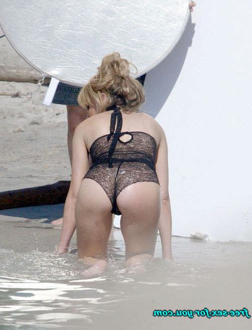 16P Kylie Minogue showing her sexy ass in swimsuit on beach