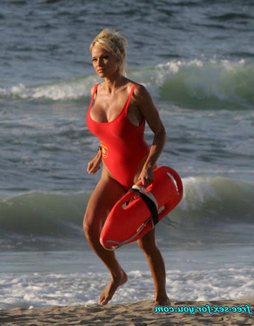 16P Pamela Anderson masturbate on boat and showing her big tits