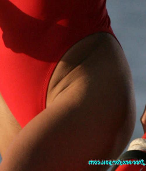 16P Pamela Anderson masturbate on boat and showing her big tits