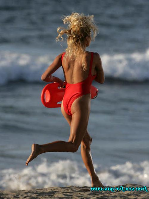 16P Pamela Anderson masturbate on boat and showing her big tits