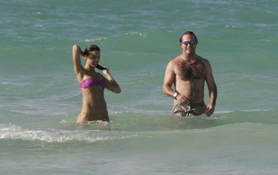 16P Jessica Alba in bikini enjoys a game of football paparazzi pics