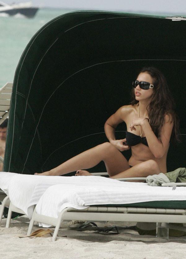16P Jessica Alba in bikini enjoys a game of football paparazzi pics