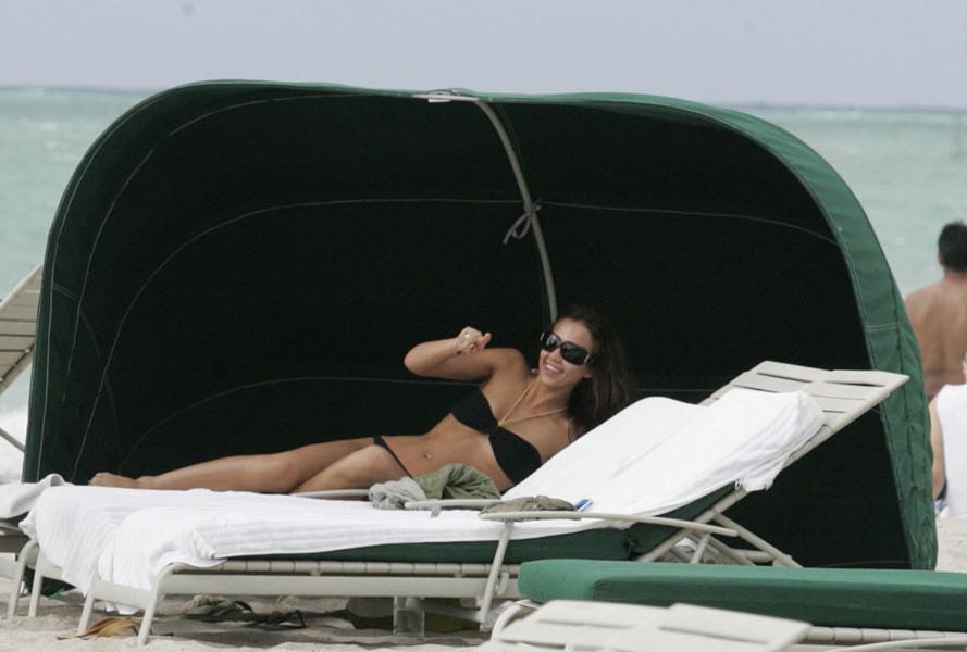 16P Jessica Alba in bikini enjoys a game of football paparazzi pics