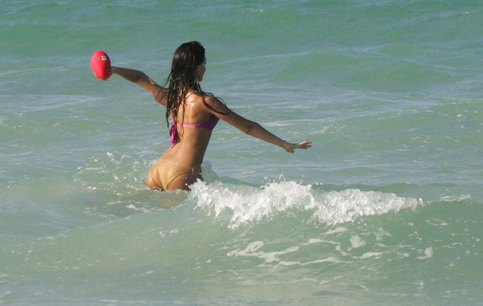 16P Jessica Alba in bikini enjoys a game of football paparazzi pics