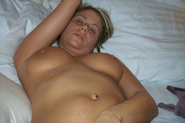 15P Sexy busty MILF plays with self on her bed