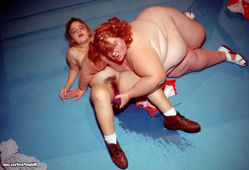 16P Midget girl wrestling fatty