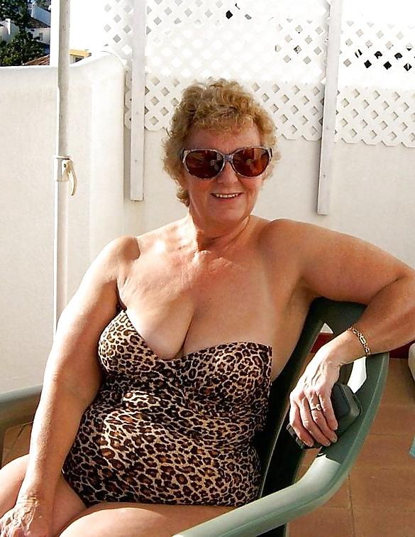 25P Swimsuit MILFS and GILFS