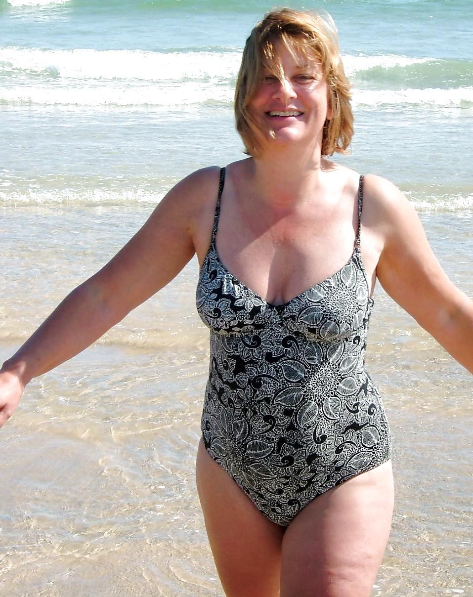 25P Swimsuit MILFS and GILFS