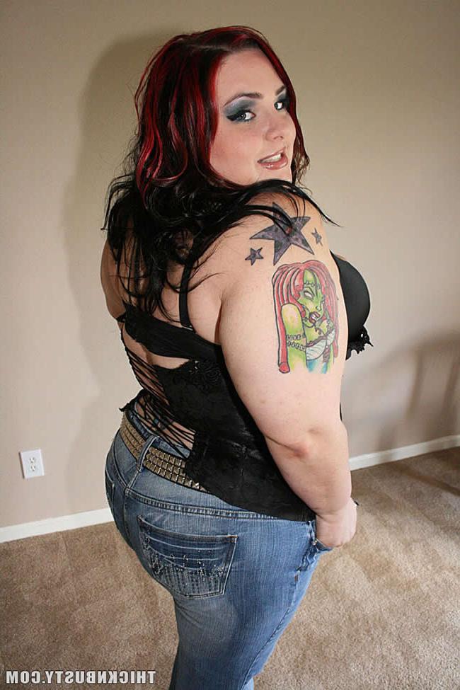 16P Plump Babe In Black Corset Plays With Her Boobs