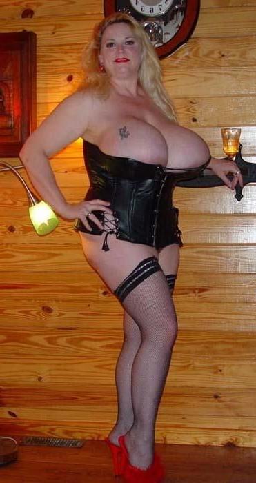 16P Chessie Moore in black corset toying her pussy
