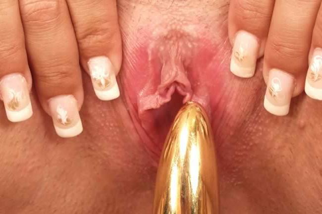 16P Horny babe fucking herself with a dildo
