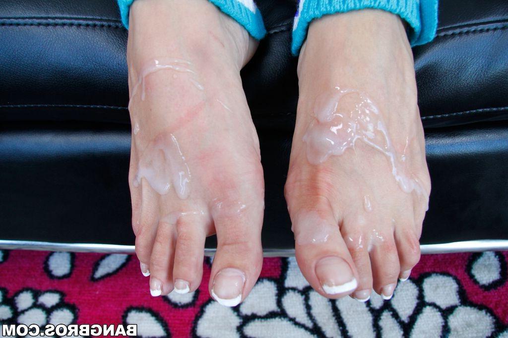 16P Euro babe Carina Roman gets her sexy toes creamed