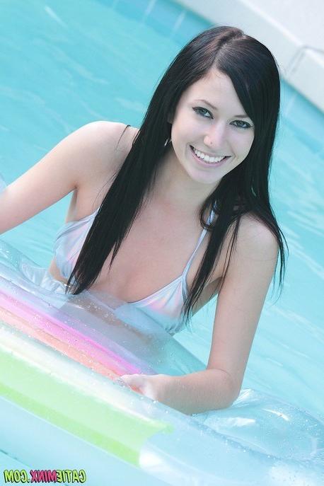 15P Catie Minx bares her smooth beaver in the pool