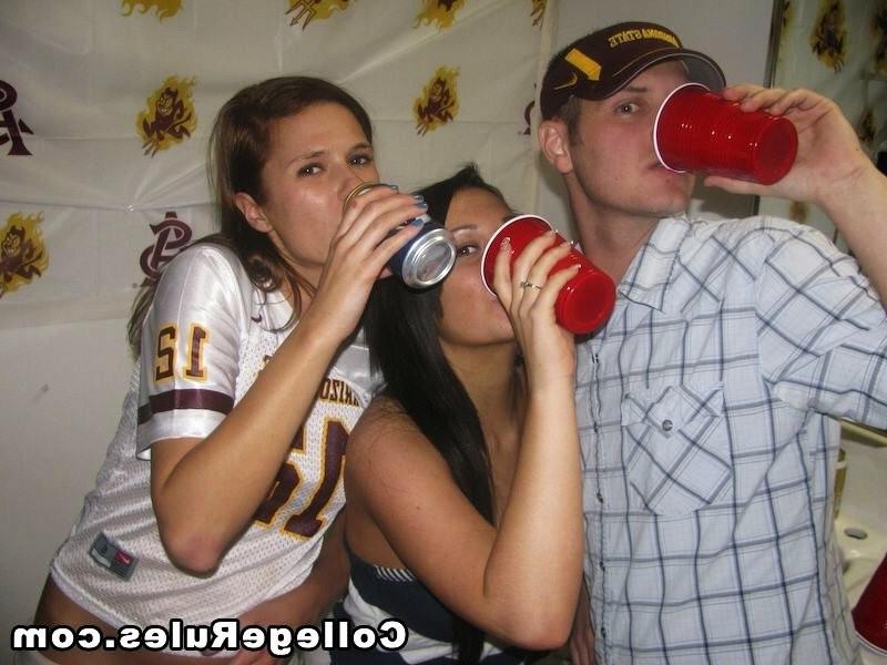 16P Drunk college girls have crazy sex after dorm party