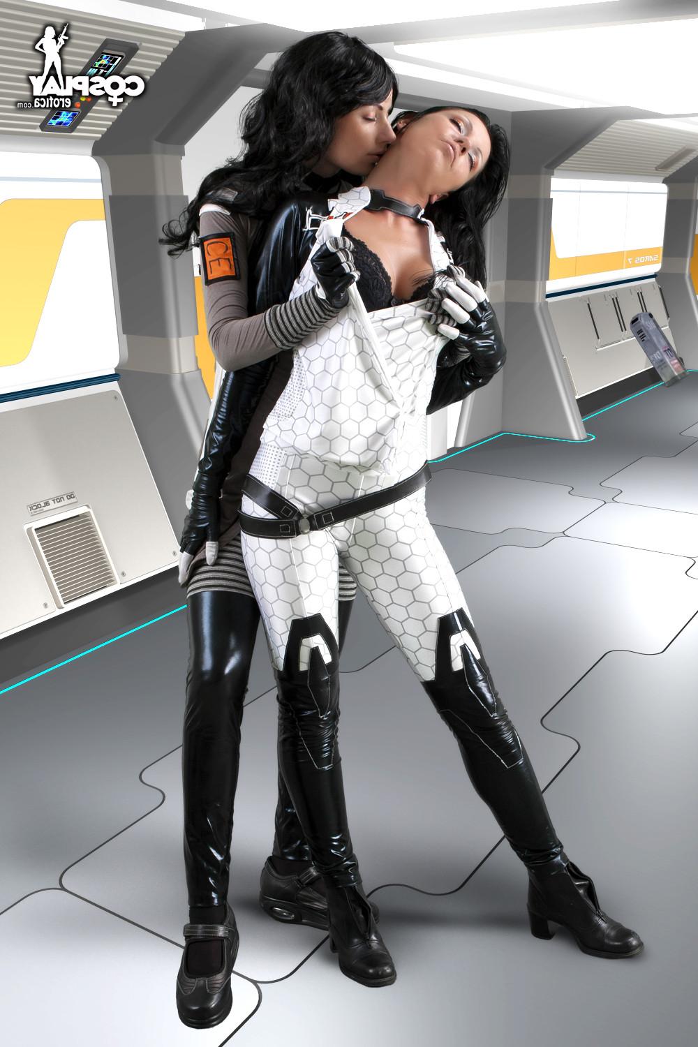 16P Mass Effect cosplay