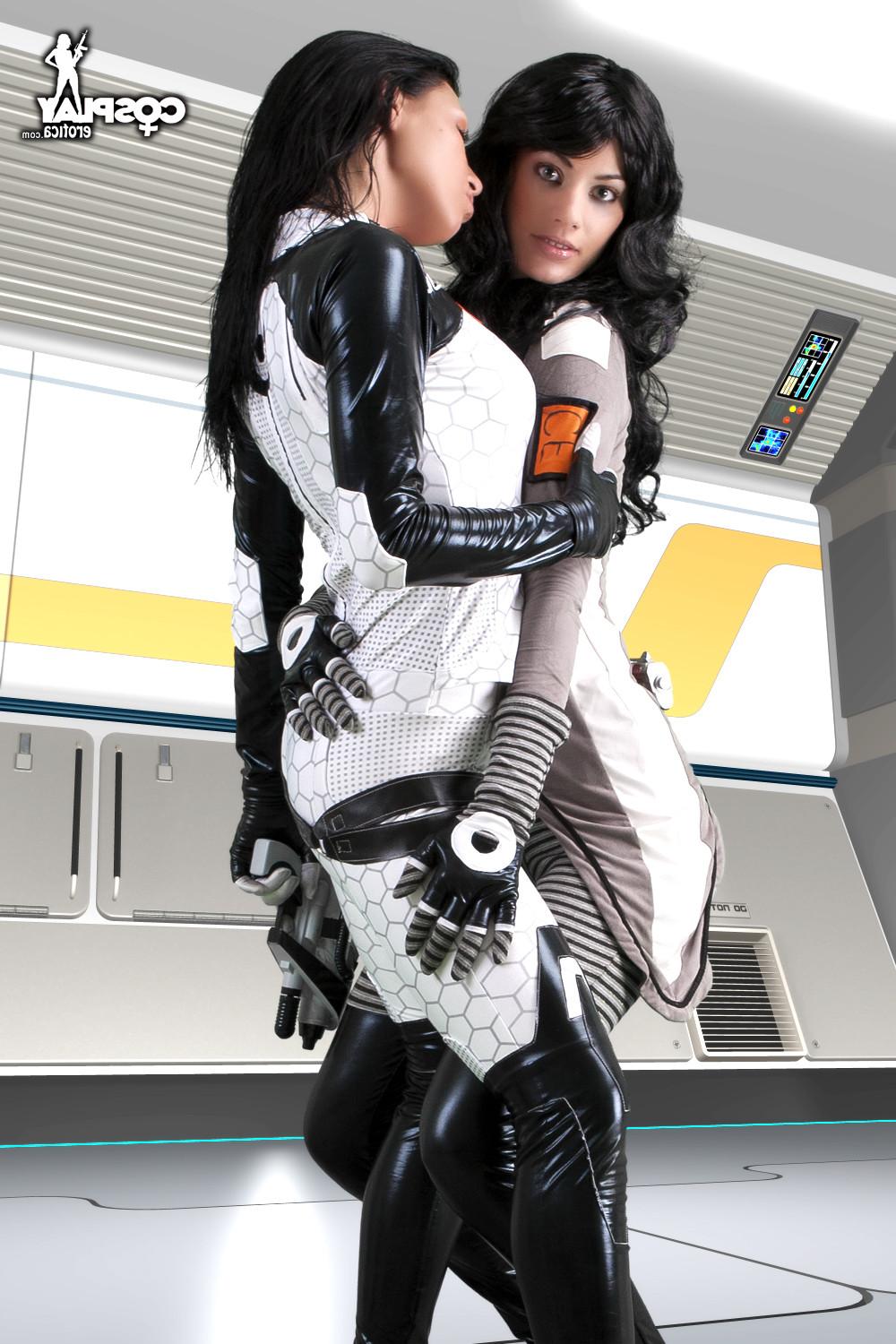 16P Mass Effect cosplay