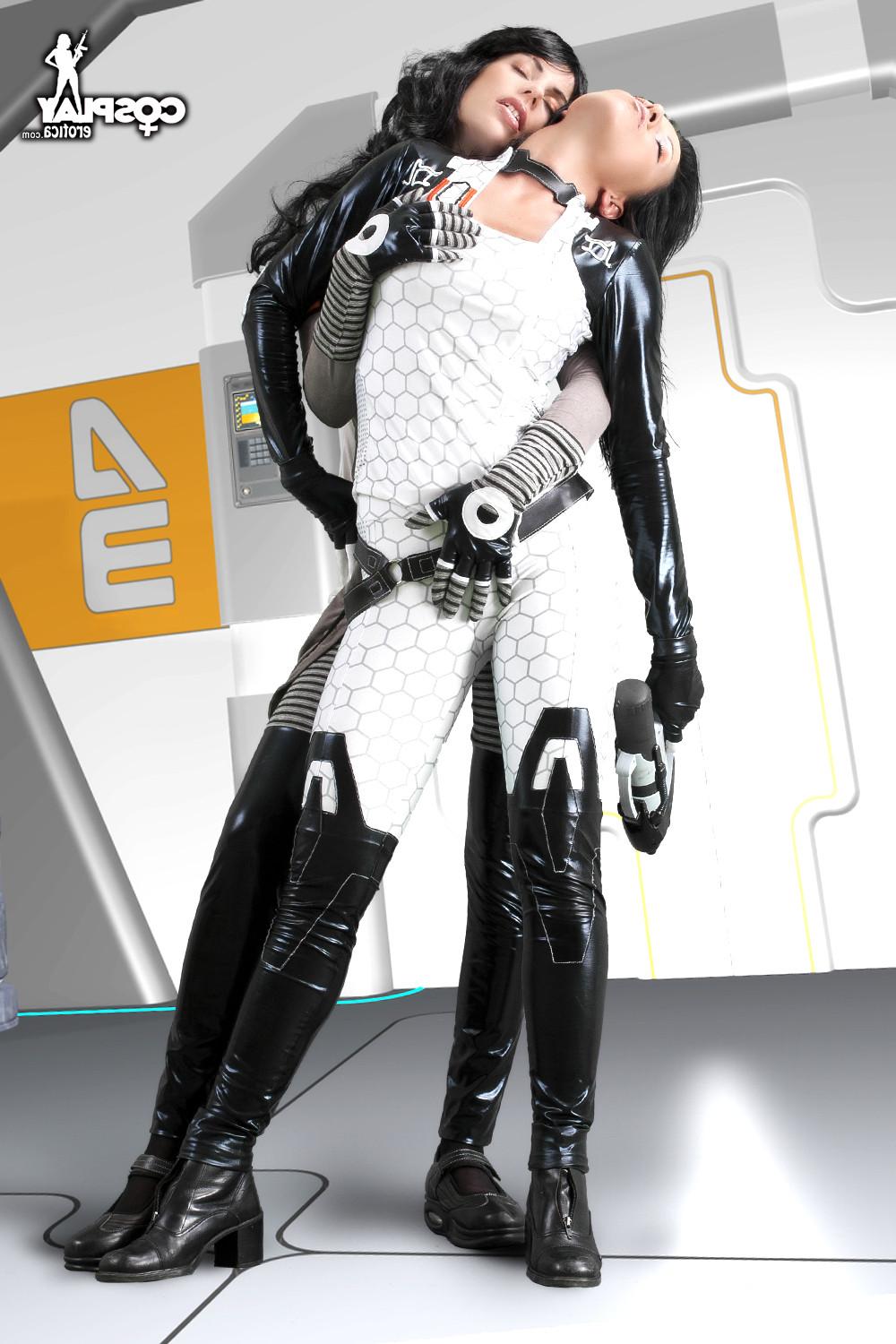 16P Mass Effect cosplay
