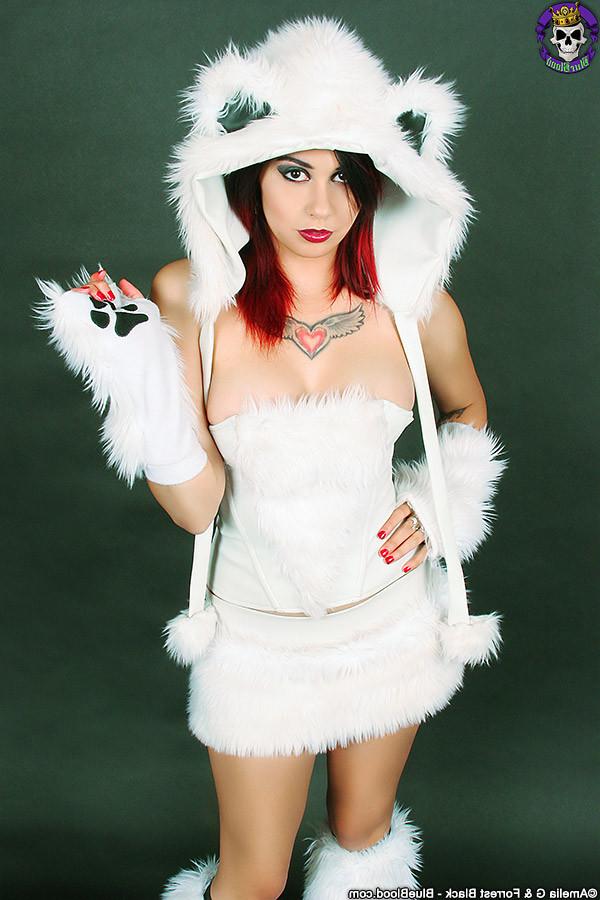 15P Furry Fantasy Girl Scarlet Starr With Amazing Tits Plays Polar B