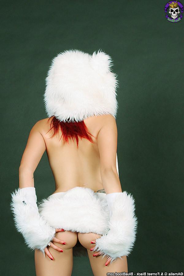 15P Furry Fantasy Girl Scarlet Starr With Amazing Tits Plays Polar B