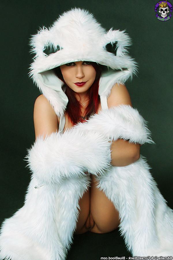 15P Furry Fantasy Girl Scarlet Starr With Amazing Tits Plays Polar B