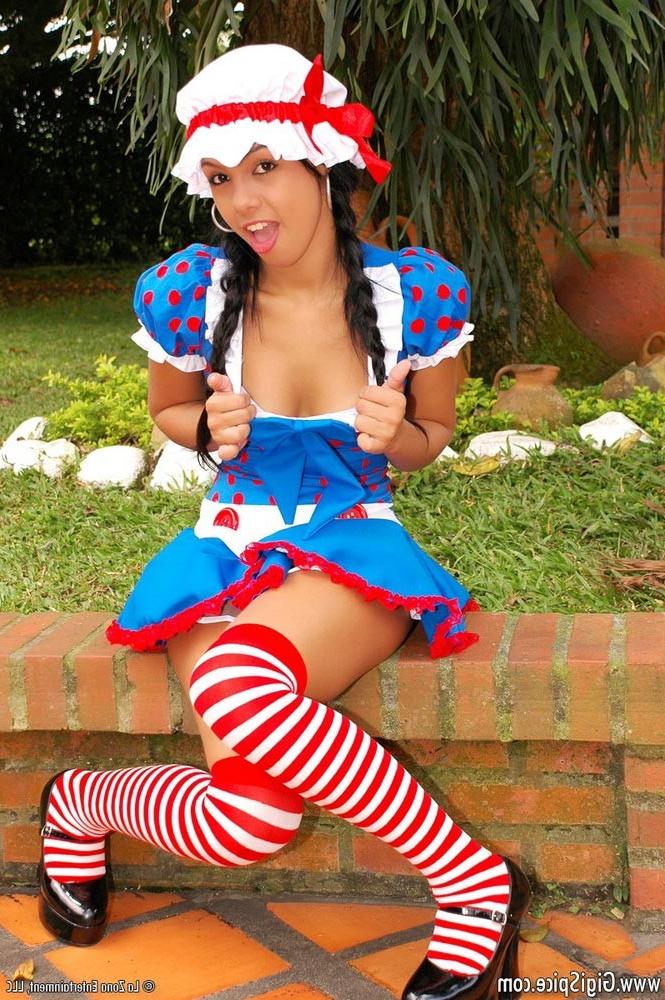 16P latina in costume