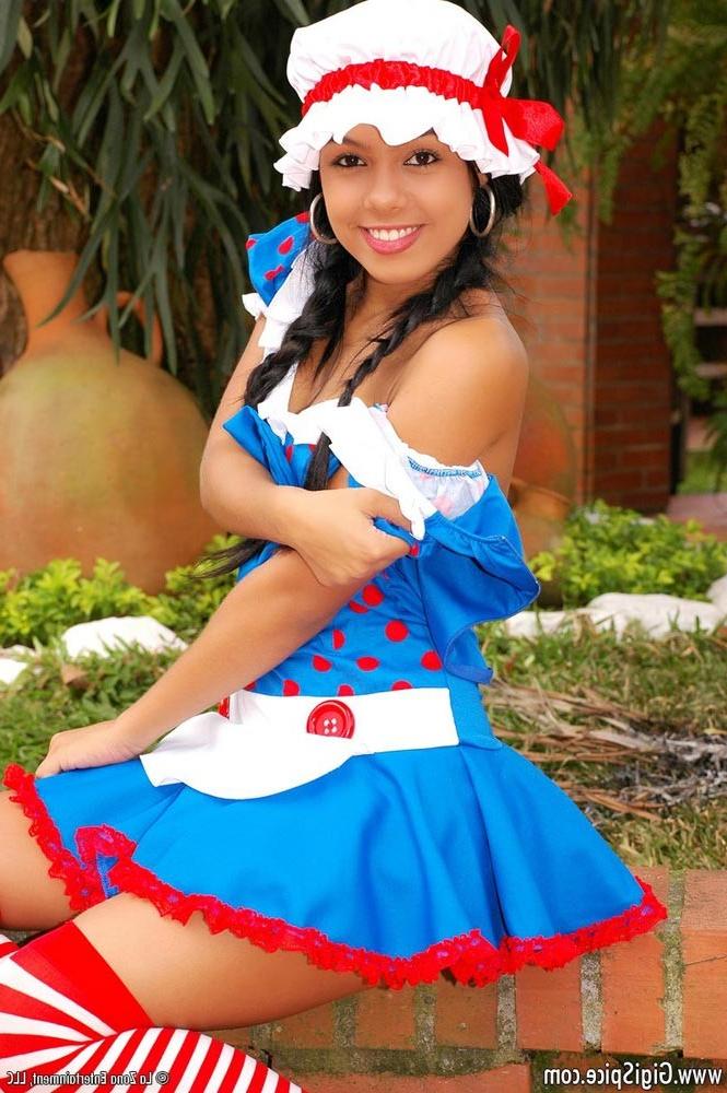 16P latina in costume
