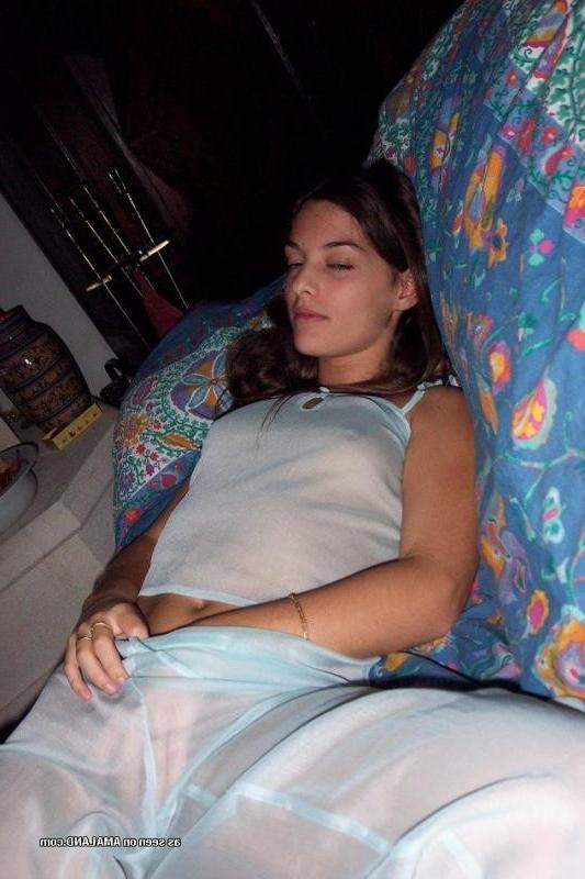 10P Gallery of a horny French chick masturbating in bed