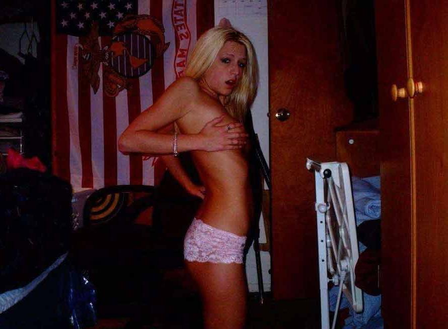 16P Amateur kinky chick playing with her smooth-shaven cunt