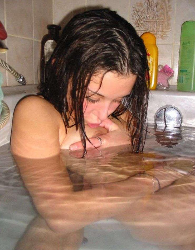 16P Picture set of a tattooed masturbating hottie