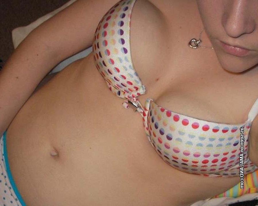 16P Pictures of a horny chick fucking her cunt with various stuff
