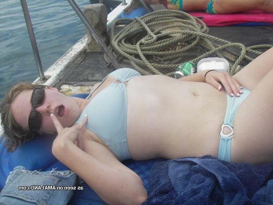16P Pictures of a horny chick fucking her cunt with various stuff
